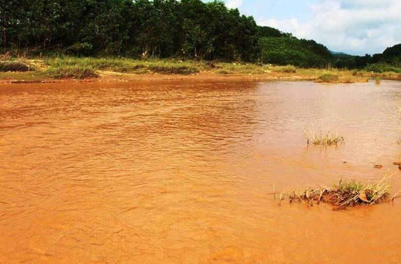 Nguồn nước tại khu vực xã Tam Lãnh sông Bồng Miêu có thời điểm bị ô nhiễm nghiêm trọng