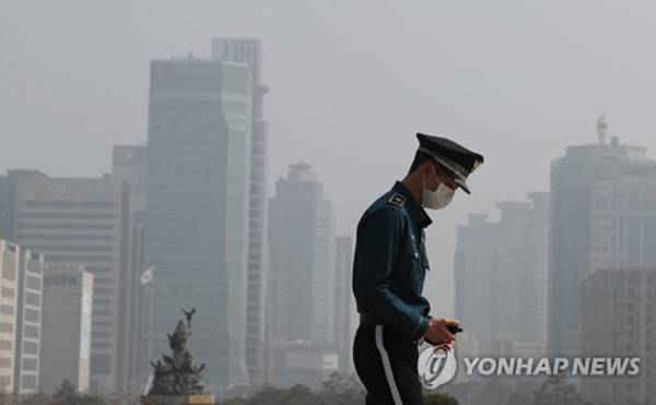 Người cảnh sát đeo khẩu trang khi làm nhiệm vụ trong tình trạng ô nhiễm bụi nghiêm trọng gần Nhà Quốc hội Hàn Quốc ở Seoul vào ngày 26/3/2018. Ảnh: Yonhap