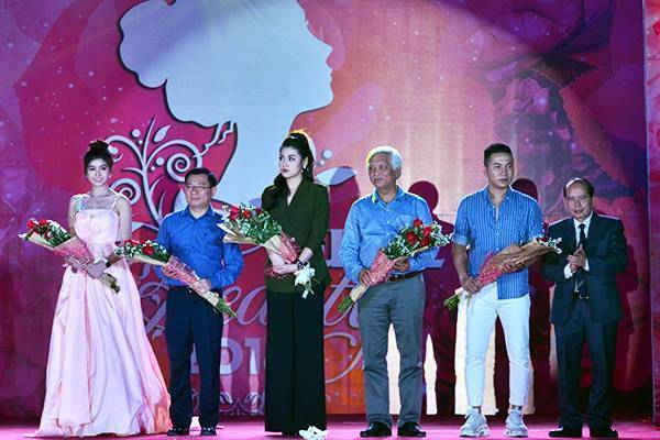  Hiệu trưởng Nguyễn Ngọc Thanh tặng hoa Ban Giám khảo cuộc thi