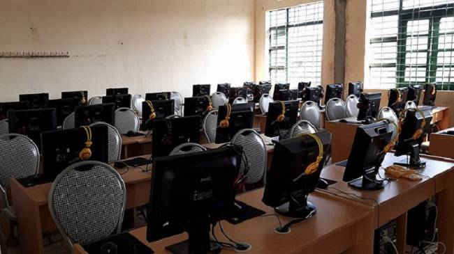40 giàn máy tính do hội đồng hương Hòa Lộc trao tặng.