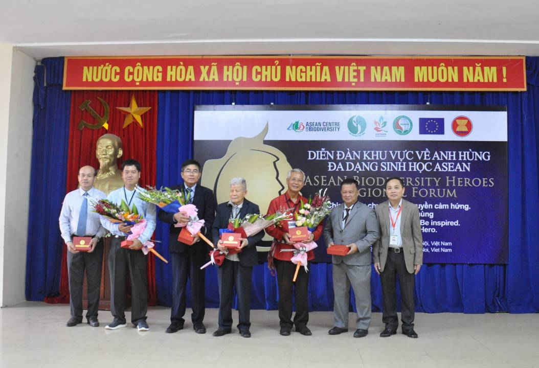 Lãnh đạo TCMT và Trung tâm ĐDSH Asean tặng hoa cho các anh hùng