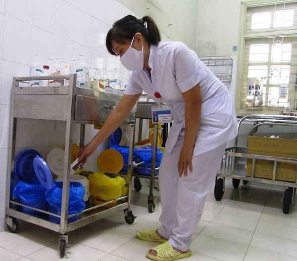 Cán bộ Trung tâm y tế huyện Mường Ảng phân loại chất thải ngay nơi phát sinh 