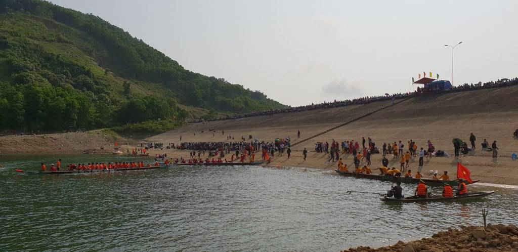 Giải đua thuyền thu hút đông đảo người dân tại địa phương và các xã lân cận tham gia cổ vũ