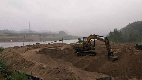 Bãi tập kết cát trái phép nhà ông Lê Hữu Mai ở thôn Thanh Long