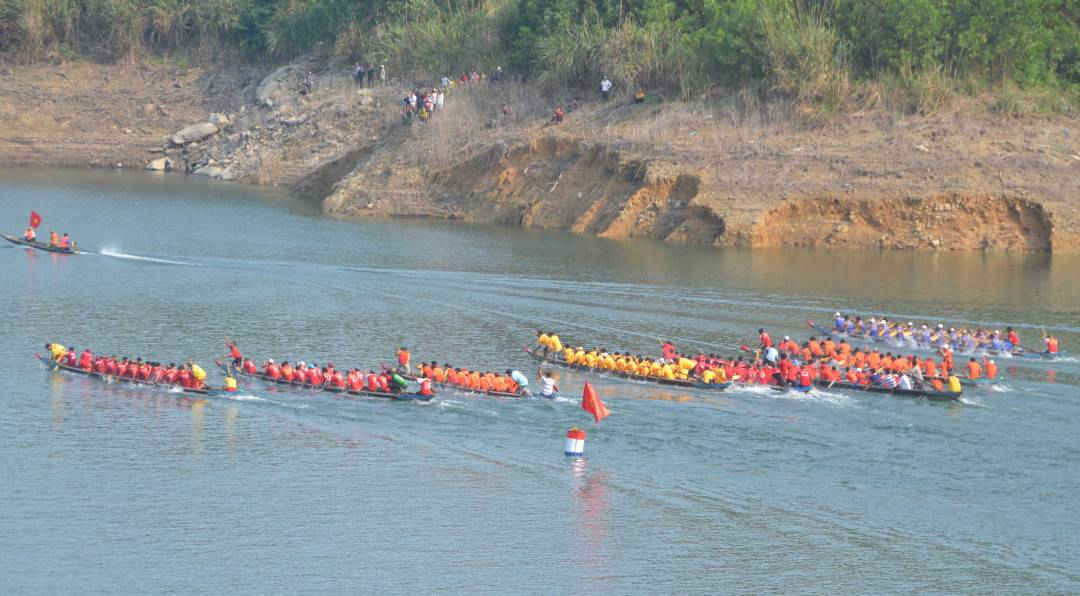 Các đội tham gia giải đua thuyền truyền thống mở rộng tại lòng hồ thủy điện Sông Tranh 2