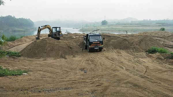 Mọi hoạt động đang diễn ra tại bãi cát ở thôn Thanh Long 