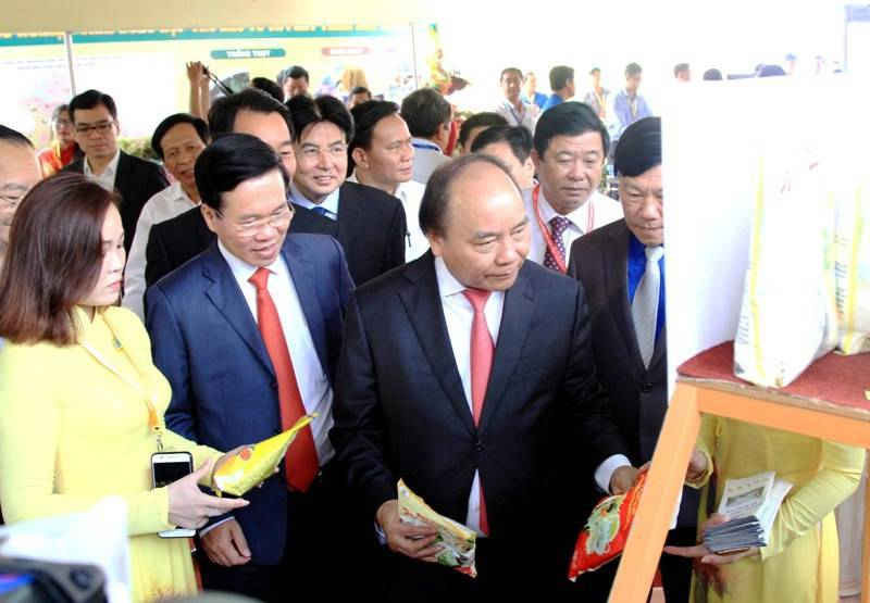 chú thích ảnh 1 Thủ tướng Chính phủ, Nguyễn Xuân Phúc tham quan các gian hàng trưng bày sản phẩm đặc trưng của tỉnh Vĩnh Long tại hội nghị xúc tiến đầu tư