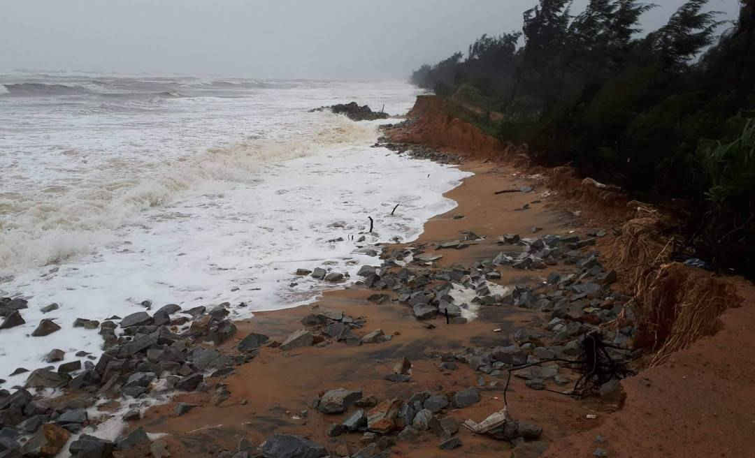 Sạt lở bờ biển nghiêm trọng tại huyện Phú Lộc trong đợt lũ cuối năm 2017 vừa qua