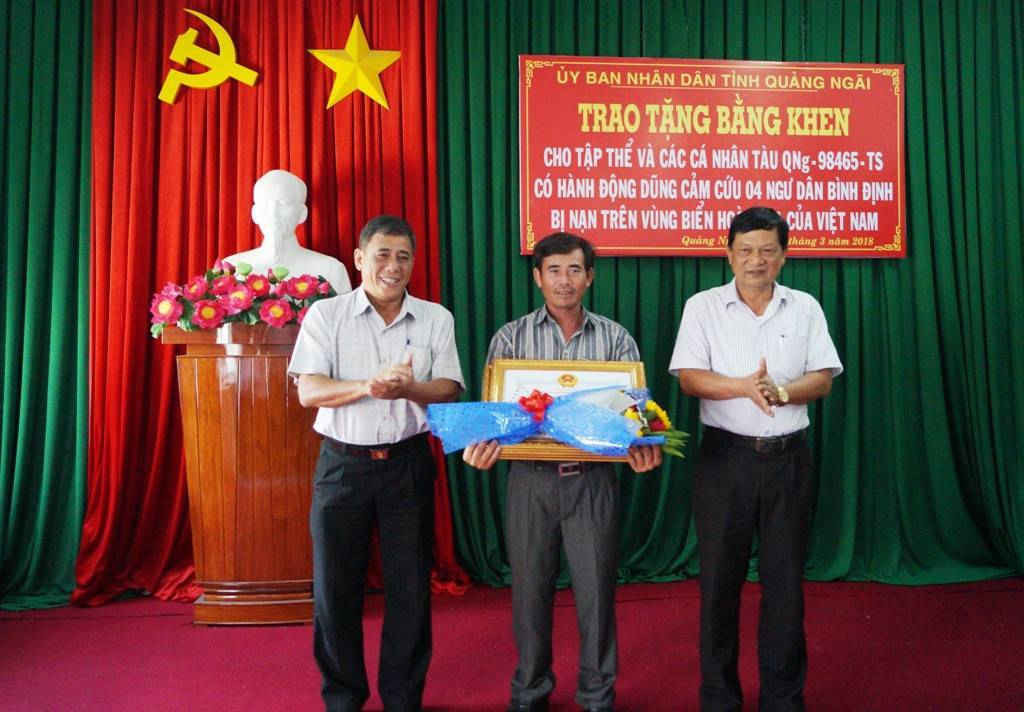 Trao Bằng khen của Chủ tịch UBND tỉnh Quảng Ngãi cho ngư dân dũng cảm cứu người