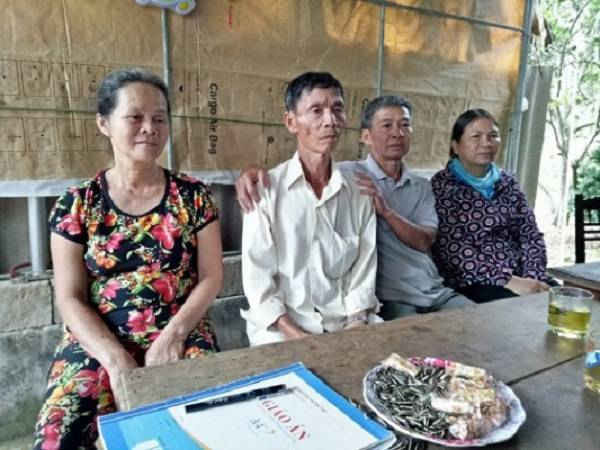 Ông Lê Giang Nam (thứ 2 từ trái sang) bất ngờ trở về sau hơn 50 năm