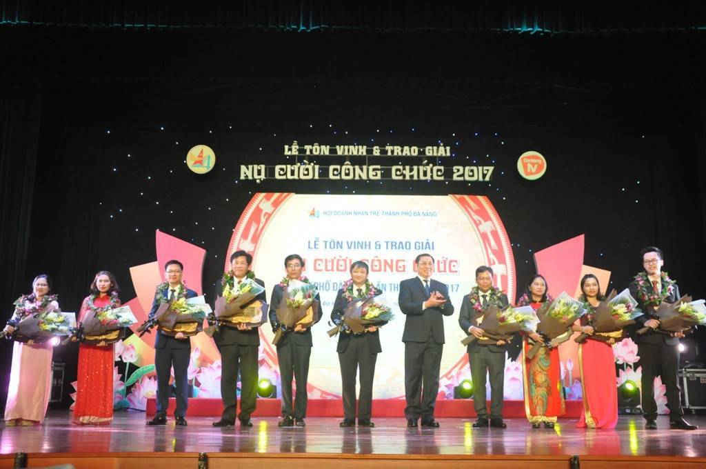 Chủ tịch UBND TP. Đà Nẵng Huỳnh Đức Thơ tặng hoa chúc mừng 10 CBCC nhận giải thưởng