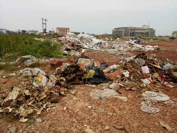 Một khu vực rộng lớn “biến” thành bãi tập kết rác thải