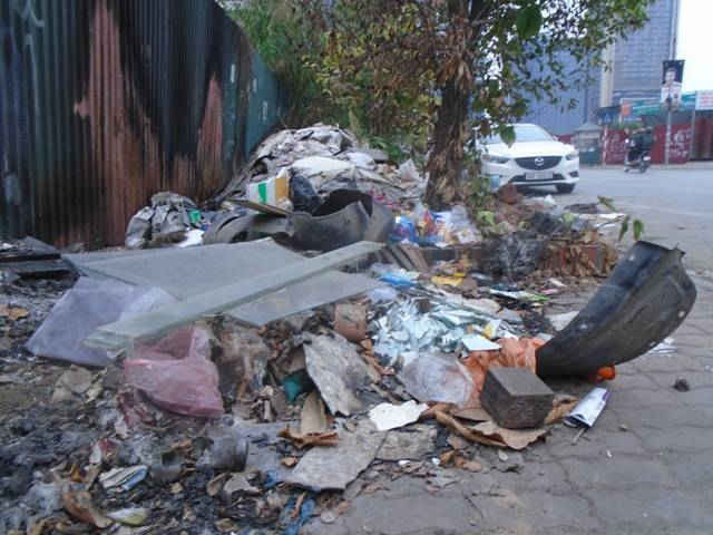 Đủ mọi loại rác thải được những người thiếu ý thức vứt ra vỉa hè