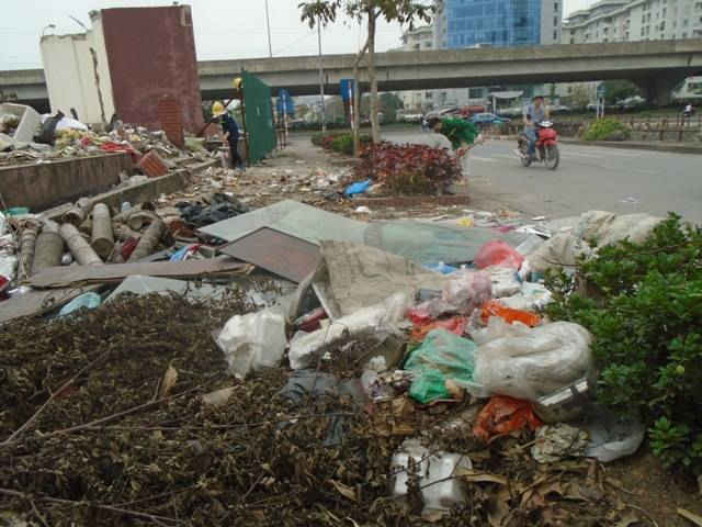 Bãi rác khổng lồ nằm trền đường Mạc Thái Tổ