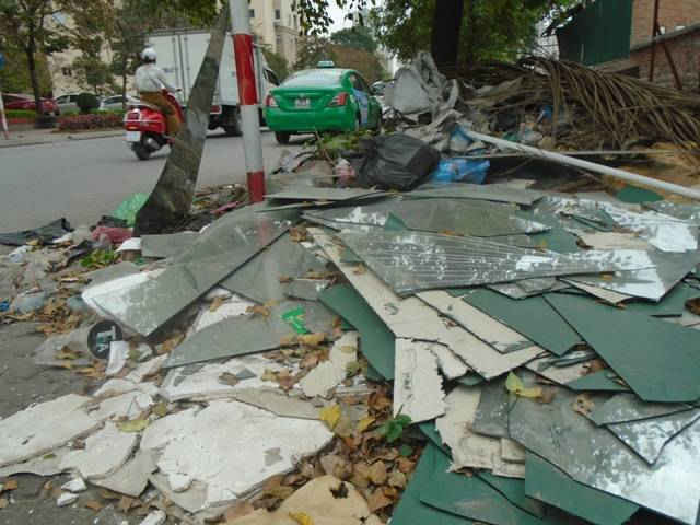 Các loại kính, vật liệu xây dựng được đổ bừa bãi đối diện với nhà B3C khu đô thị Nam Trung Yên