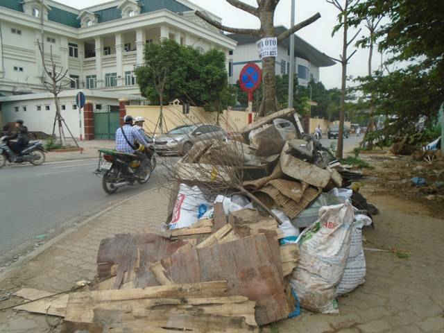 Các loại bao tải chứa vật liệu xây dựng chất đống bên gốc cây