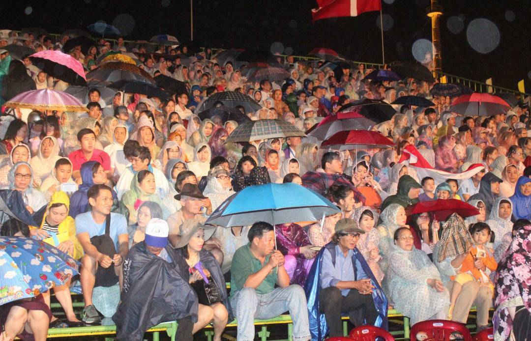Hàng ngàn người dân và du khách “đội mưa” xem lễ khai mạc Festival Huế 2016