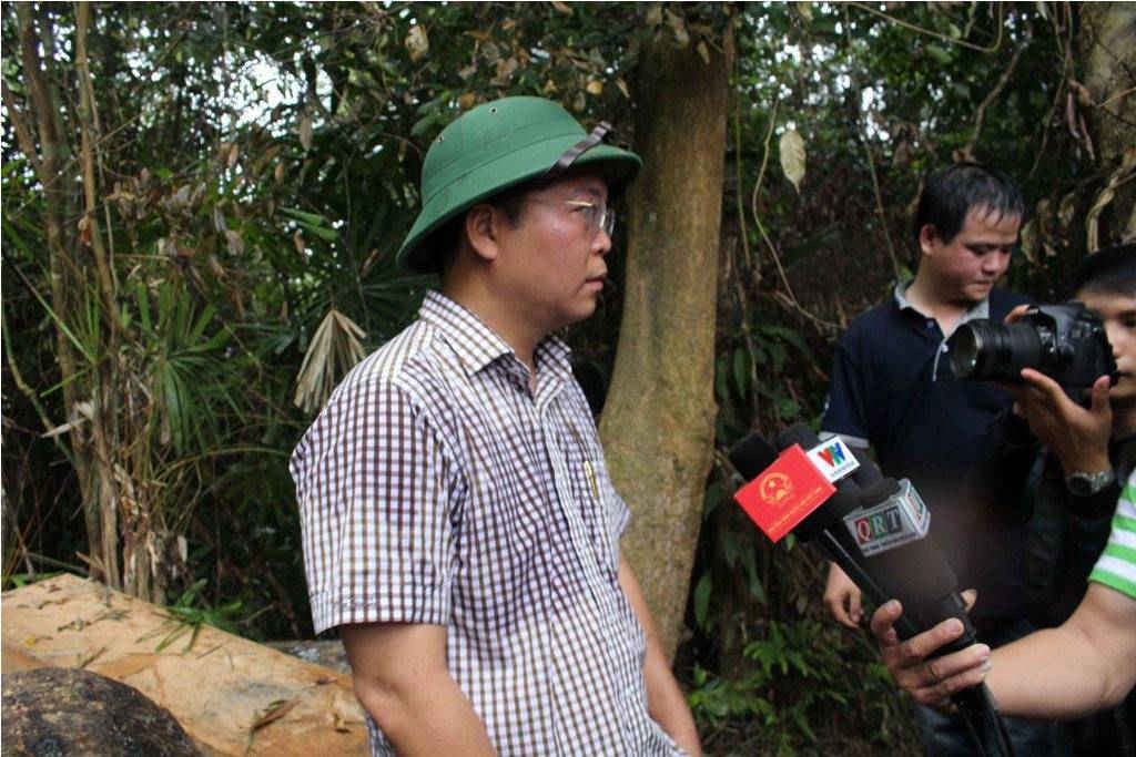 Ông Lê Trí Thanh- Phó Chủ tịch UBND tỉnh Quảng Nam kiểm tra thực tế tại hiện trường vụ phá rừng phòng hộ huyện Đông Giang
