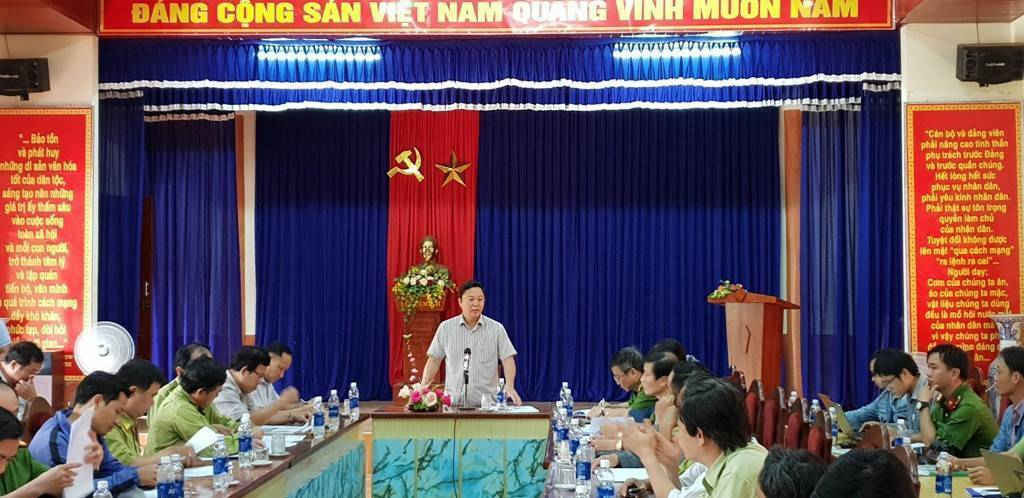 Ông Lê Trí Thanh- Phó Chủ tịch UBND tỉnh Quảng Nam làm việc với cơ quan chức năng và lãnh đạo huyện Đông Giang và huyện Nam Giang