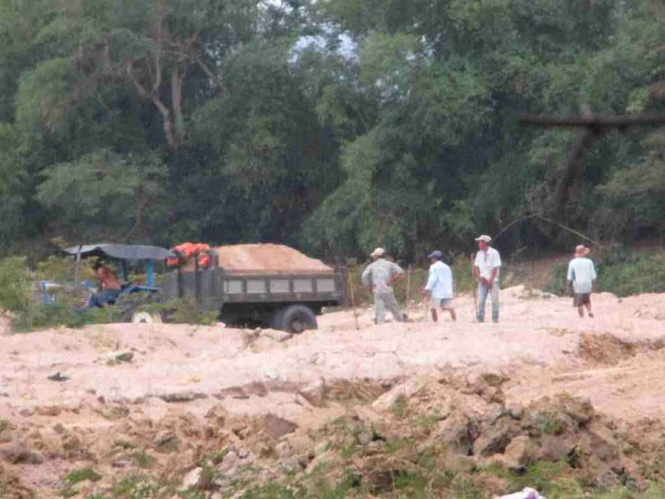 Công ty TNHH Tân Lập khai thác cát trên sông La Tinh 