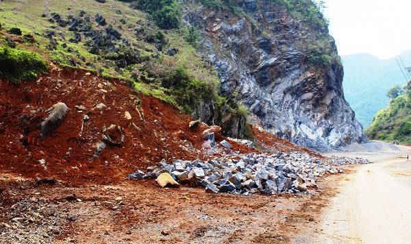 Việc khai thác đá vẫn tiếp tục được mở rộng với sự buông lỏng của chính quyền địa phương.