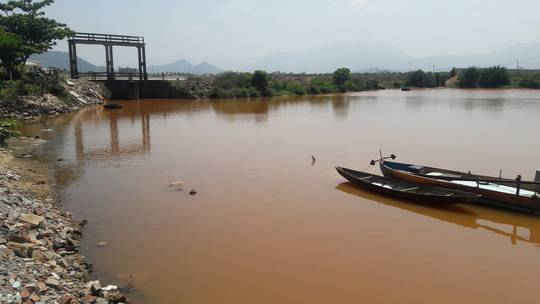 1 Đà Nẵng Hơn 8km sông Cu Đê chuyển màu đỏ gạch, người dân lo lắng