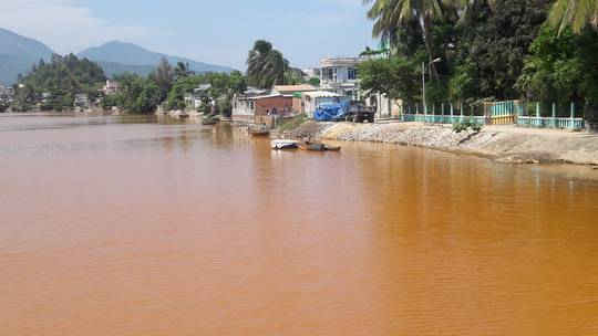 3 Đà Nẵng Hơn 8km sông Cu Đê chuyển màu đỏ gạch, người dân lo lắng