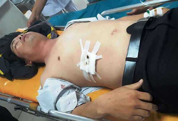 Thầy T được đưa đi cấp cứu tại Bệnh viện Việt Nam – Cu Ba Đồng Hới ngay sau khi bị học sinh đâm
