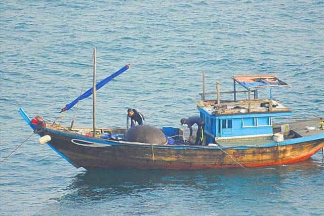 Tàu của cha con ông Cường đánh cá trên vịnh Đà Nẵng (ảnh L.P.C).