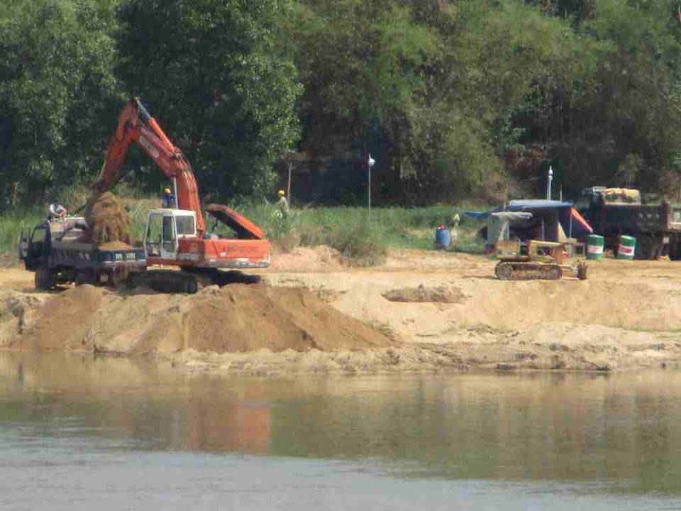 Hoạt động khai thác cát của các doanh nghiệp trên sông Lại Giang, huyện Hoài Nhơn 