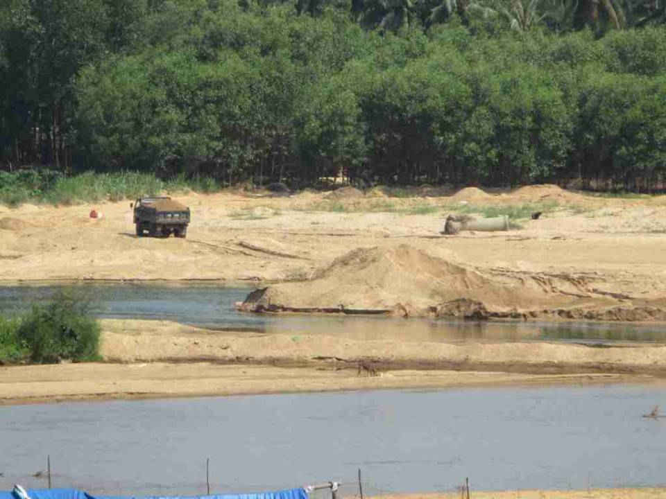 Các doanh nghiệp khai thác khiến sông Lại Giang nham nhở, sạt lở 