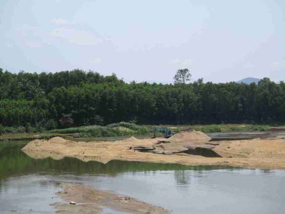 Xe múc cát lớn vô chủ không hoạt động đậu giữa dòng sông Lại Giang, mỏ cát tạo thành hố sâu đang khai thác dở dang