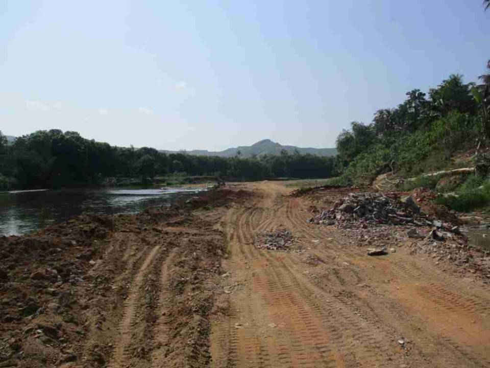 Con đường khai thác vận chuyển cát dưới sông Kim Sơn tại thôn Đức Long, xã Ân Đức 