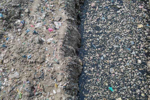 Rác thải nhựa nổi lềnh bềnh trên sông Bishnumati, một trong những nhánh chính của sông Bagmati gần Teku Dovan thuộc Thung lũng Kathmandu. Chỉ cách khu vực này vài mét là Trung tâm thu gom rác của thành phố Katmandu. Ảnh: Nabin Baral