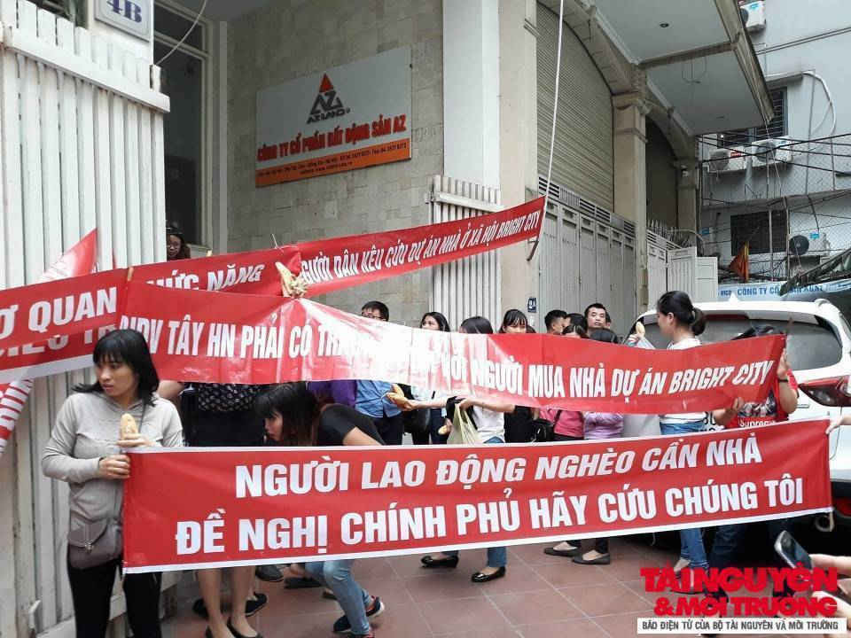 Hàng trăm người mua nhà tại dự án Dự án Tổ hợp Nhà ở xã hội và dịch vụ thương mại AZ Thăng Long trập trung tại Công ty TNHH Bánh kẹo Thăng Long để phản đối.