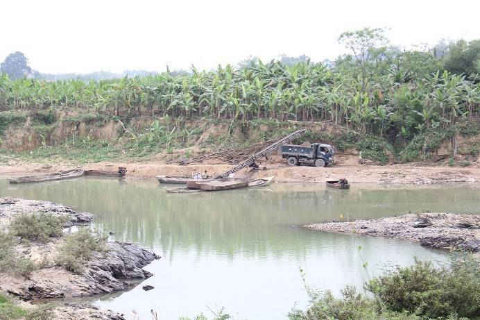 2- Thái Nguyên: 'Nóng' tình trạng khai thác cát sỏi trái phép trên Sông Cầu          