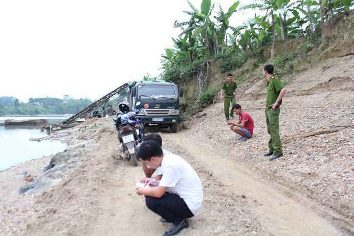 3- Thái Nguyên: 'Nóng' tình trạng khai thác cát sỏi trái phép trên Sông Cầu          