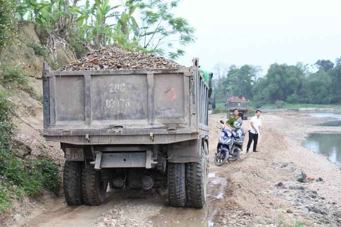 6- Thái Nguyên: 'Nóng' tình trạng khai thác cát sỏi trái phép trên Sông Cầu          