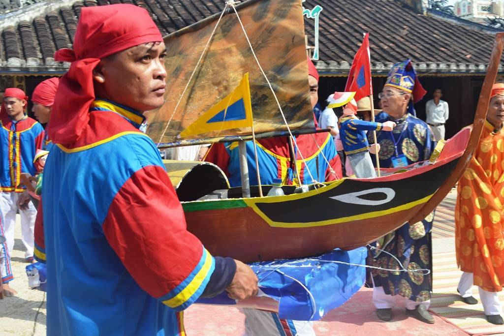 Sau lễ tế ở đình làng An Vĩnh là nghi thức thả thuyền tế ra biển
