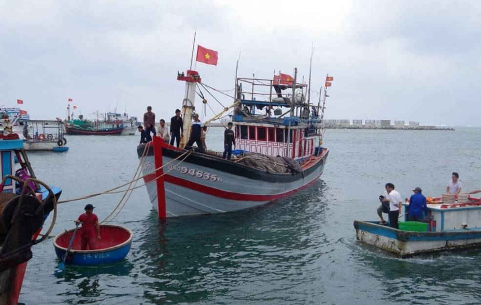 Tàu cá QNg 94635 TS cùng 12 ngư dân của Quảng Ngãi bị nạn trên biển được tàu 365 của Vùng 3 Hải quân kéo về đảo Lý Sơn sáng ngày 7/4