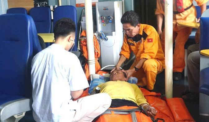 Bác sỹ Trung tâm cấp cứu 115 Đà Nẵng cấp cứu bệnh nhân trước khi chuyển vào viện (ảnh do Trung tâm Phối hợp tìm kiếm cứu nạn hàng hải Việt Nam tại Đà Nẵng cung cấp)