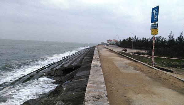 Điển sạt lở nằm ở ngay vị trí cáp kéo điện ra đảo Cù Lao Chàm trực tiếp đe dọa an toàn đối với tuyến cáp này.