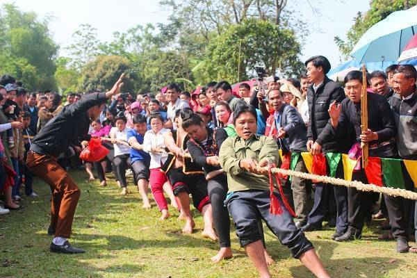 Một số hình ảnh văn hóa, văn nghệ, thể dục thể thao tại Lễ hội: Kéo co, nhảy bao bố, ném còn...