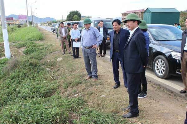 Ông Bùi Đức Hải, Phó Chủ tịch UBND tỉnh Sơn La cùng tổ công tác kiểm tra tại khu vực dọc Quốc lộ 6, xã Cò Nòi, huyện Mai Sơn.