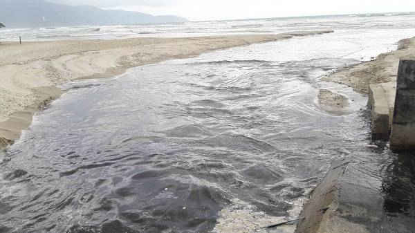 Nước Thải chưa qua xử lý tại cống xả Mỹ Khê đã tràn ra biển, có mùi hôi thối, gây ô nhiễm nghiêm trọng khu vực bãi tắm.