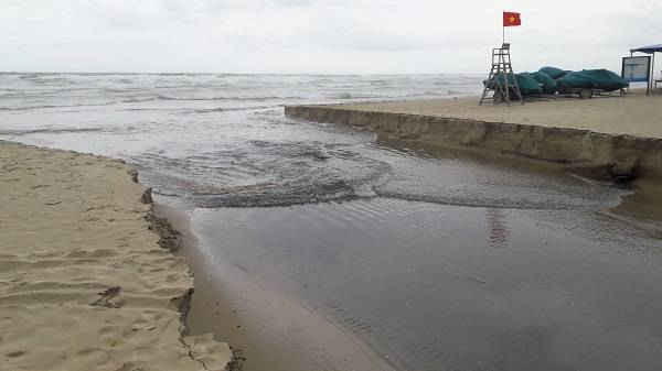 Dòng nước thải chảy tràn ra làm một đoạn bờ biển Mỹ Khê rộng hơn 20m bị xé toạc, tạo thành mương lớn gây ngăn cách.