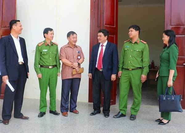 Ông Lê Văn Quý, Phó Chủ tịch UBND tỉnh Điện Biên trao đổi với lãnh đạo Công an tỉnh và huyện Điện Biên Đông.