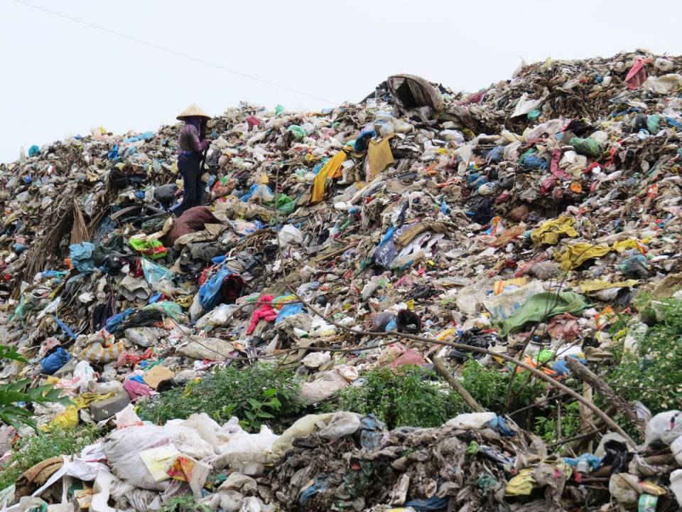 Bãi rác Cẩm Hà- Hội An vẫn đang tồn đọng khoảng hơn 80 ngàn tấn rác hỗn tạp đã hàng chục năm nay, nhưng vẫn chưa có giải pháp xử lý