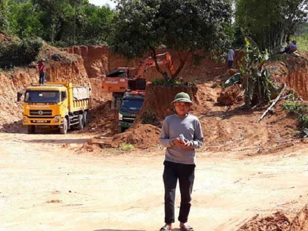 Các phương tiện vô tư đào bới đất ở xóm 10, xã Mỹ Sơn diễn ra công khai giữa ban ngày
