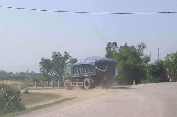 Xe chở đất từ xóm 10 xã Mỹ Sơn rẽ vào nhà máy gạch Đô Lương đổ đất